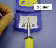 Place the soldering tip on the measuring point and apply solder to it.